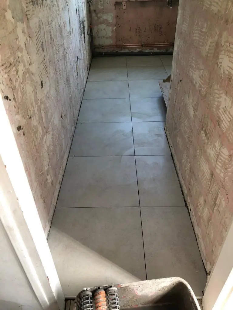 Pose de carrelage mural et sol pour salle de bain moderne